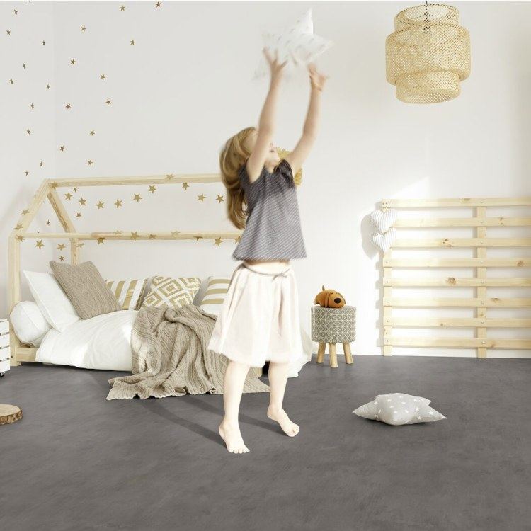 Chambre d'enfant au sol souple uni gris anthracite, avec un lit cabane en bois clair et une suspension en rotin