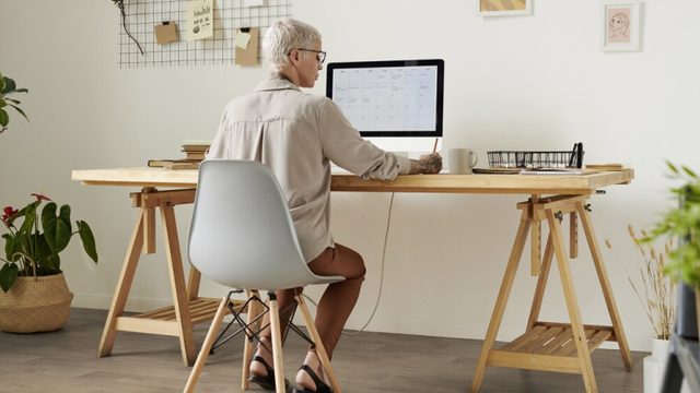 Parquet qui sent mauvais : comment enlever l'odeur ? causes et solutions