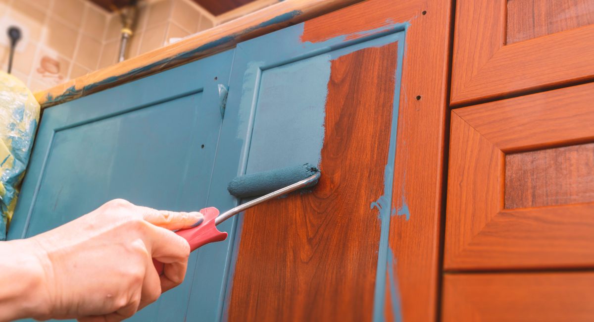 relooker cuisine en bois vernis