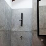 douche avec des parois en béton
