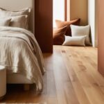 Parquet couleur miel, murs dans des tons chauds comme le terracotta ou l'ocre, linge de lit en lin lavé dans les tons naturels, tapis en laine, coussins en velours.