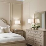 Classique intemporel : Une chambre adulte beige classique et intemporelle avec des murs beige clair, des moulures au plafond, du mobilier en bois patiné. Une ambiance élégante.