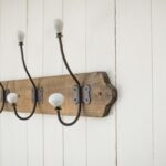 porte manteau mural avec boule blanche en bois