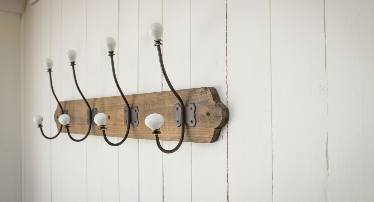 porte manteau mural avec boule blanche en bois