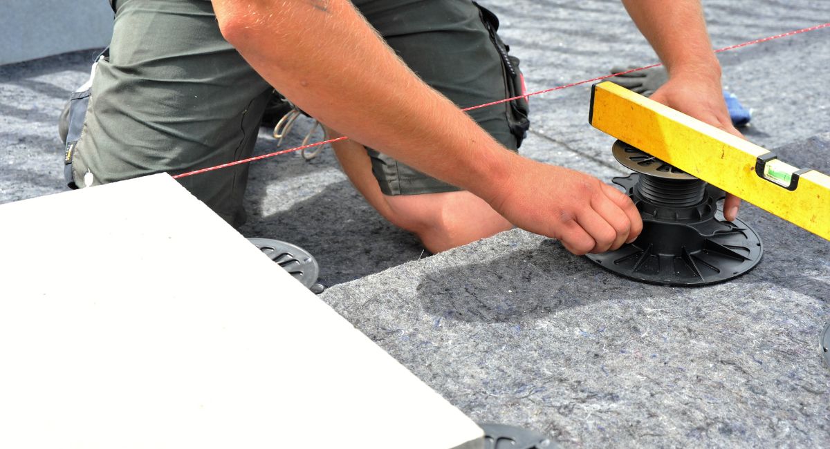 préparation pose carrelage sur plots