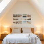 Créez un mur de cadres avec des photos, des illustrations et des citations inspirantes dans un aménagement de chambre mansardée.