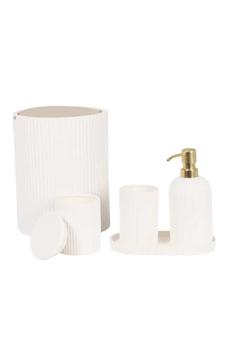 Voici une description de l'image en français : Un ensemble d'accessoires de salle de bain blancs, comprenant une poubelle, un porte-savon, un gobelet et un distributeur de savon doré, est présenté sur fond blanc.