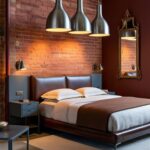 La chambre parentale industrielle chic révèle une élégance brute. Un mur de briques apparentes contraste avec un mobilier aux lignes épurées. Des suspensions métalliques diffusent une lumière chaleureuse sur un lit en cuir. Le sol en béton ciré apporte une touche contemporaine à l'ensemble. Un miroir ancien complète le décor. Cette chambre offre un équilibre parfait entre le charme de l'ancien et le confort moderne.