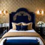 chambre art déco bleu nuit et or : Le bleu nuit profond et l'or éclatant se rencontrent pour créer une ambiance luxueuse et raffinée. Une tête de lit en velours bleu nuit, ornée de broderies dorées, est mise en valeur par un papier peint à motifs géométriques dorés. Des tables de chevet en laque noire avec des poignées en laiton massif encadrent le lit. Un lustre en cristal taillé et des appliques murales dorées diffusent une lumière chaleureuse.