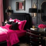 Chambre parentale rose et noir glamour : Murs noirs, linge de lit rose fuchsia en satin, meubles en bois noir laqué (lit avec tête de lit capitonnée noire, tables de chevet noires), luminaires design en métal noir, un tapis noir à poils longs, quelques touches dorées dans les accessoires (coussins, miroirs) pour une ambiance glamour et mystérieuse.