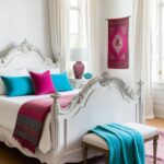 Chambre parentale shabby chic Rêve d'Orient : Murs blancs, lit en bois sculpté, tapis persan et voilages en lin blanc. Des touches de couleurs vives, comme le turquoise et le fuchsia, apportent une touche orientale.