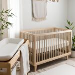 Offrez à bébé un espace apaisant et propice à la détente avec ce coin bébé zen. Un berceau en bois clair, aux lignes épurées, crée une ambiance sereine. Une table à langer en bois naturel, avec un matelas à langer en coton bio, s’intègre harmonieusement au décor. Des couleurs douces et naturelles, comme le blanc, le beige ou le gris clair, dominent la décoration. Des matières apaisantes, comme le lin, le coton ou le bambou, sont privilégiées. Des plantes vertes, comme des bambous ou des fougères, purifient l’air et apportent une touche de nature. Un mobile en bambou, aux sonorités douces et mélodieuses, favorise l’endormissement.