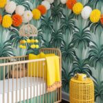 Créez une ambiance tropicale en associant le vert d'eau à un papier peint panoramique avec des motifs de feuilles de palmier. Ajoutez des touches de jaune et des accessoires en rotin. Suspendez des guirlandes de fleurs en papier crépon pour une touche festive.