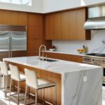 une cuisine de luxe moderne baignée de lumière, avec un îlot central en marbre blanc, des tabourets en cuir, et des armoires en bois clair.