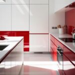 une cuisine moderne avec des armoires blanches et rouges brillantes, une lumière vive se reflétant sur le sol blanc. L'ensemble est épuré et minimaliste.