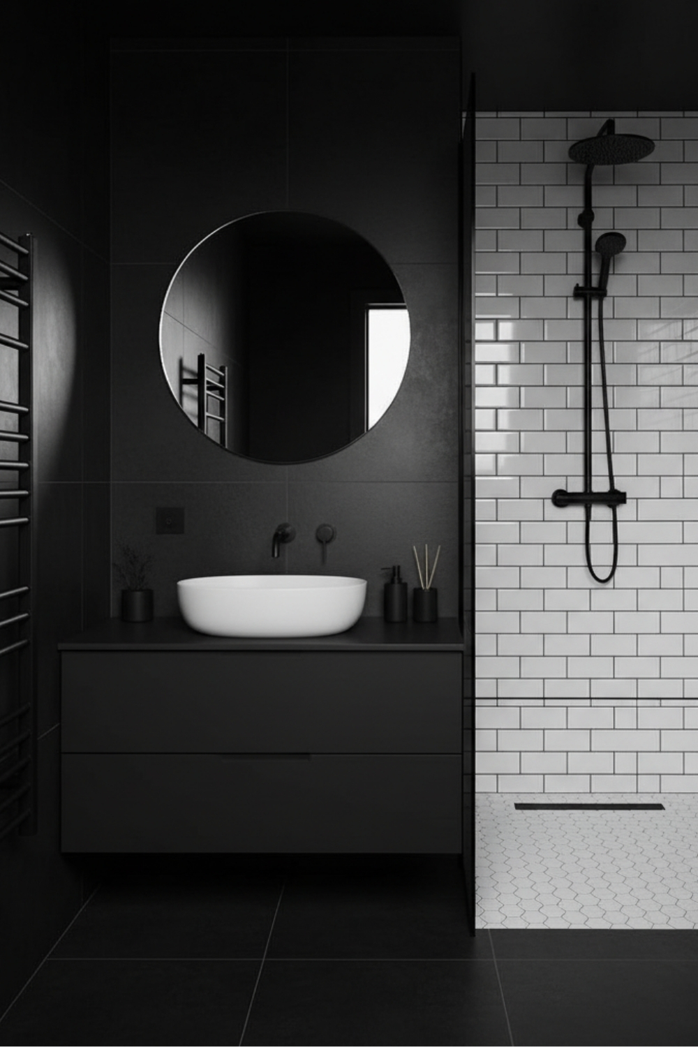 Voici une salle de bain moderne avec des carreaux noirs mats, un lavabo blanc ovale sur un meuble noir, un miroir rond, et une douche carrelée en blanc.