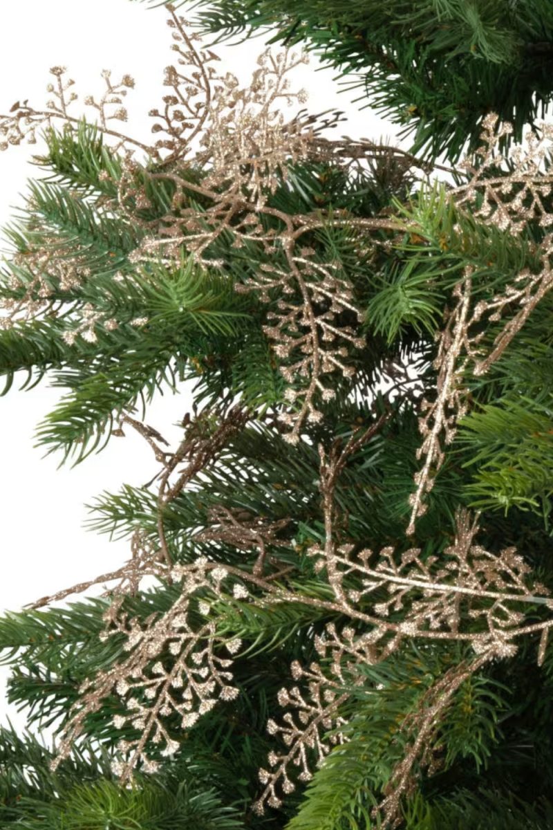 Des guirlandes scintillantes ornent un sapin de Noël vert, créant une ambiance festive et chaleureuse.
