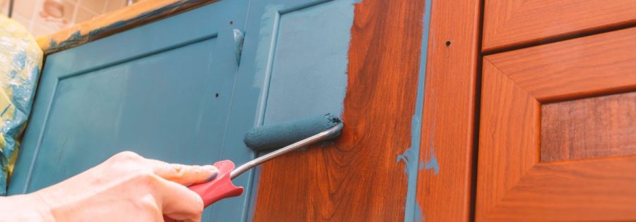 Comment rénover un meuble de cuisine en bois vernis